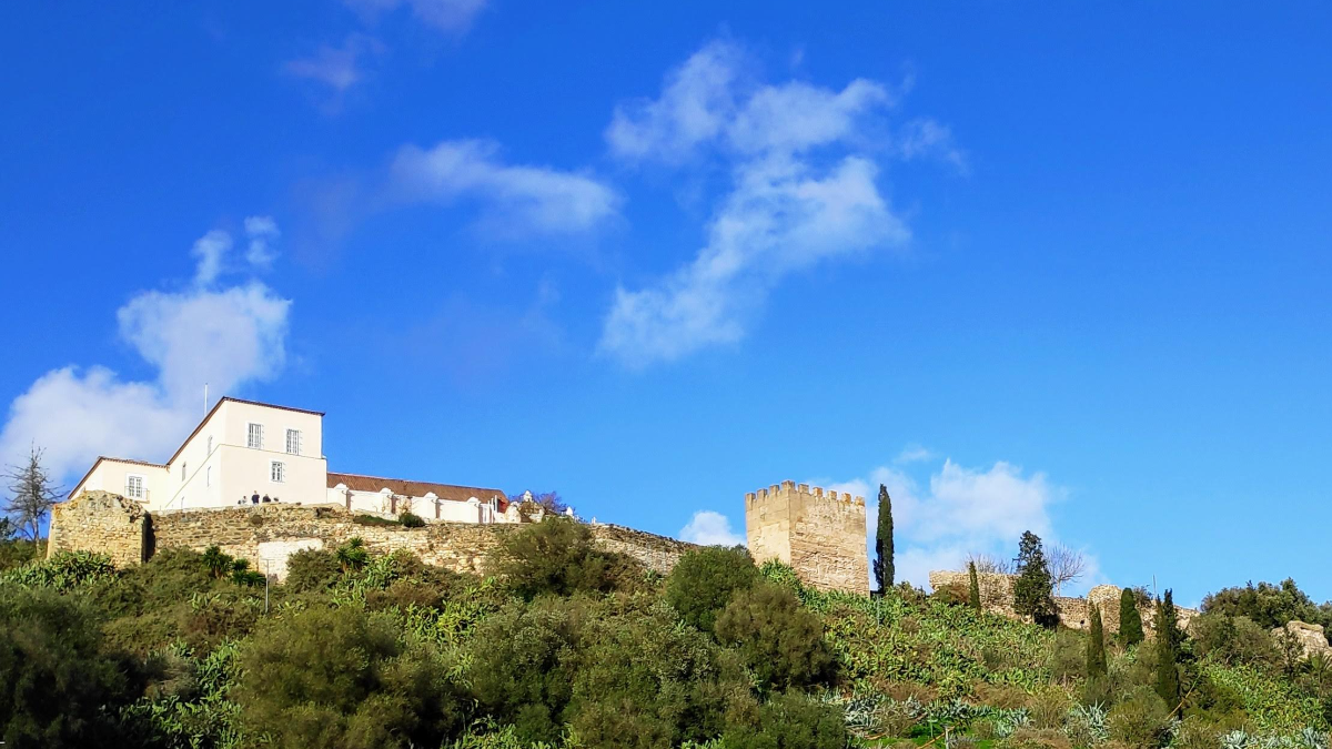 Muralha do Castelo de Alcácer do Sal recuperada com técnica ancestral de taipa Castelo de Alcácer