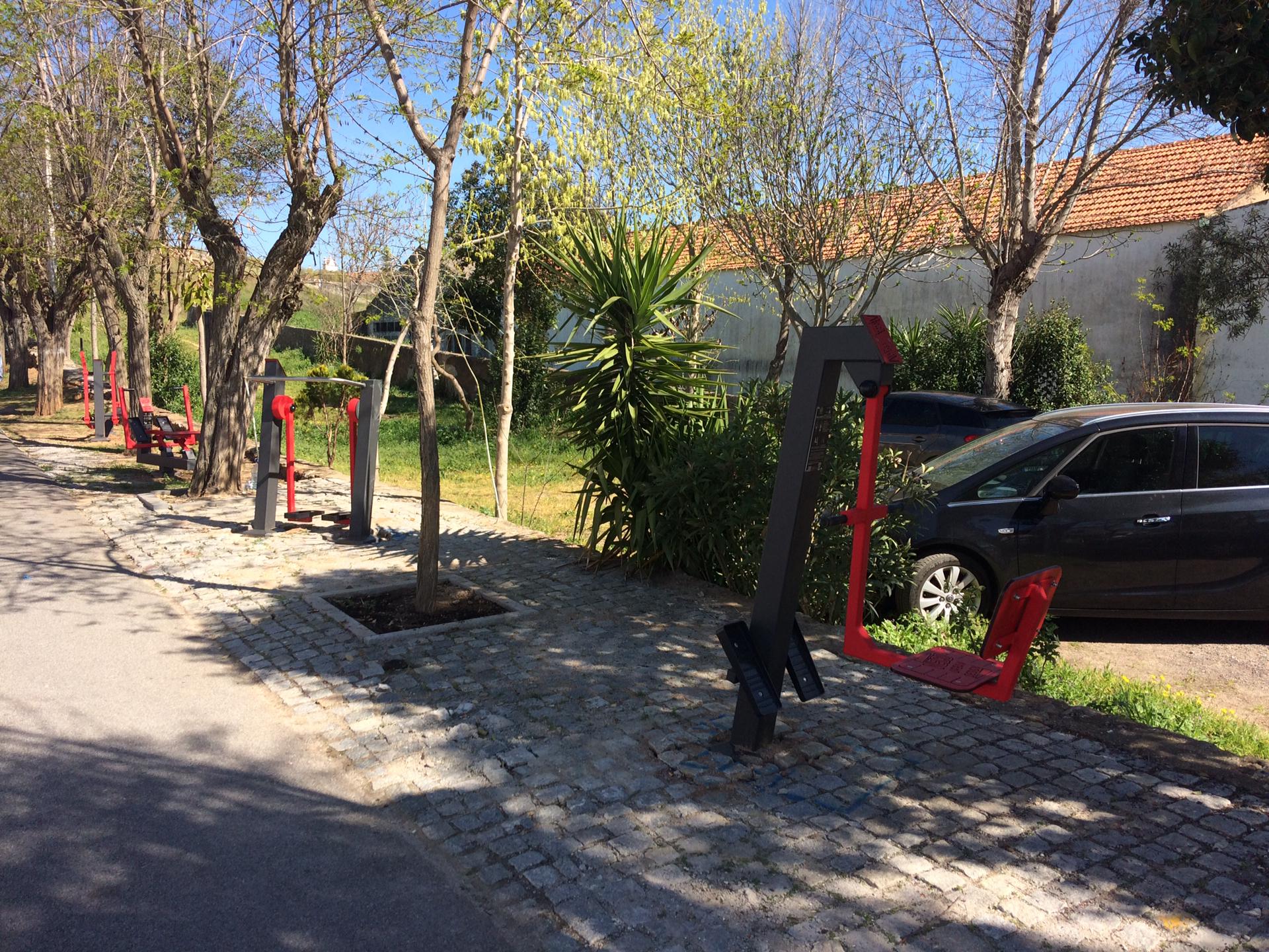 Câmara de Elvas instalou mais de uma dezena de máquinas de manutenção física Atividade física em Elvas