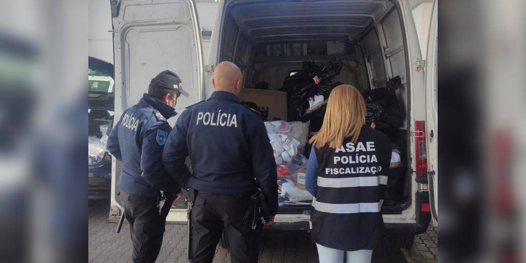 ASAE e PSP apreendem 22m€ de roupa e calçado falsos no mercado de Estremoz asae em Estremoz