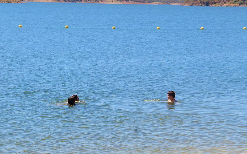 Banhos na praia fluvial