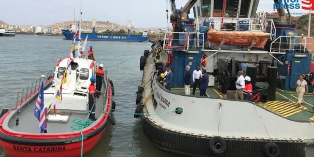 Porto de Sines entrega lancha