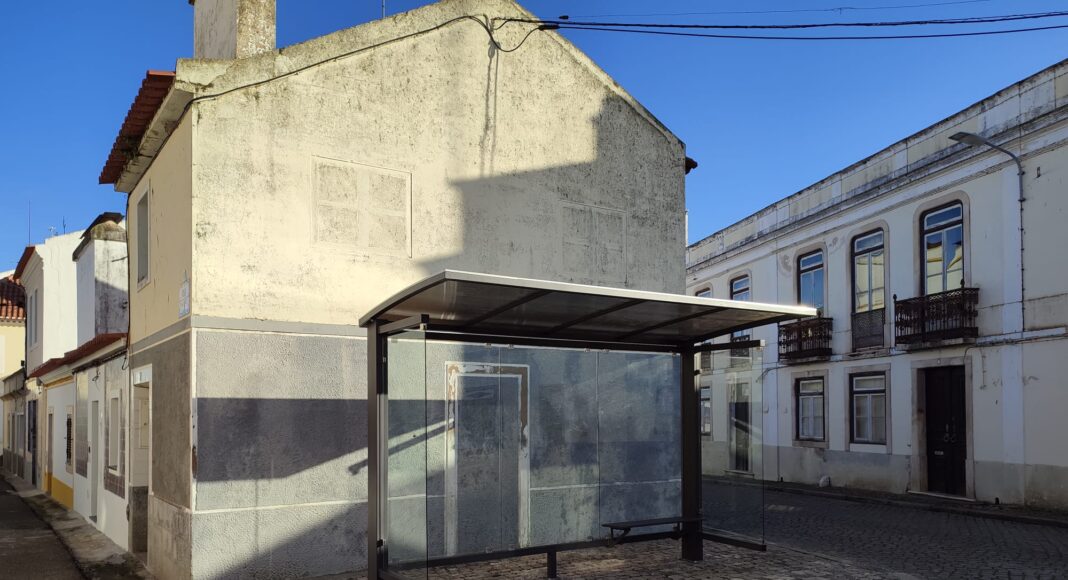 Câmara Municipal de Mora instala abrigo para passageiros em Cabeção