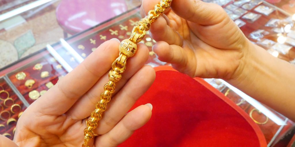 Lojas de compra e venda de ouro com mais clientes à medida que preço sobe