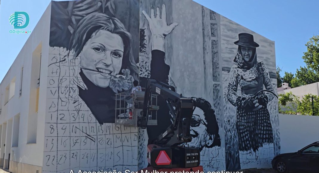 Mural em Évora celebra os direitos das mulheres e os 50 anos do 25 de Abril