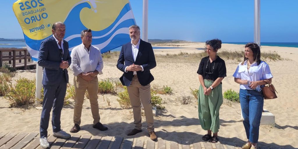 Praia da Costa de Santo André hasteia Bandeira “Praia Qualidade de Ouro 2025”