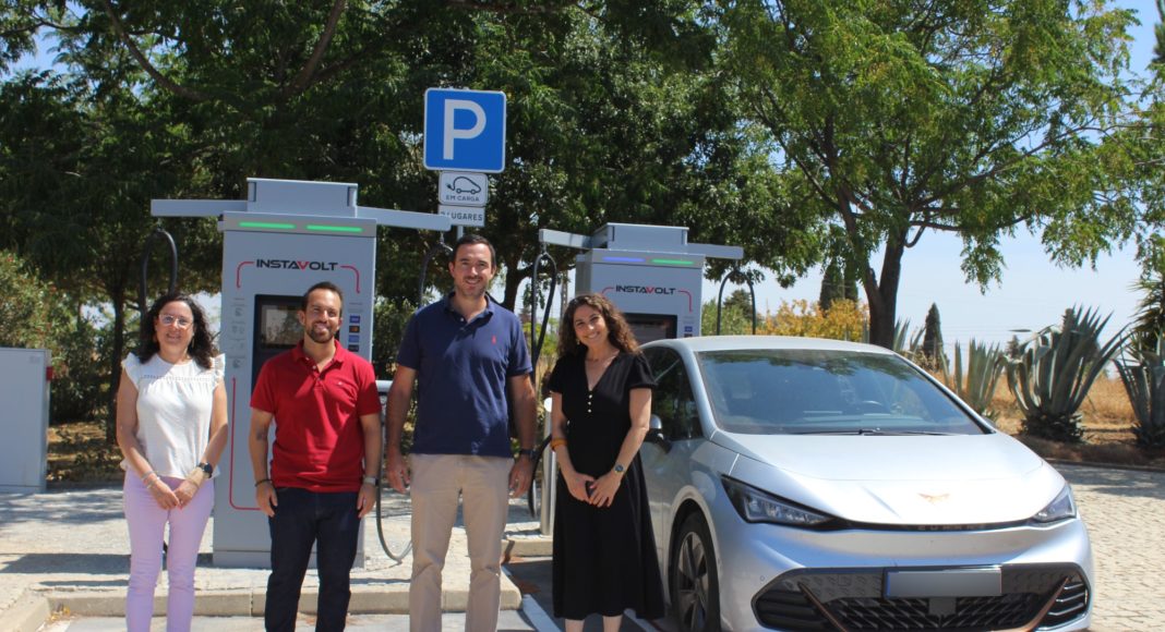 Mourão instala dois novos carregadores ultrarrápidos para carros elétricos