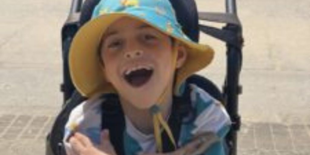 Família de criança de Pavia com paralisia cerebral precisa de apoio para tratamentos