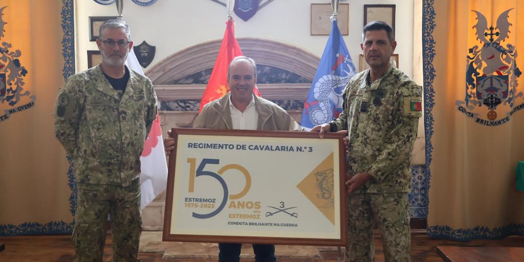 Exército entrega bandeira comemorativa ao Município de Estremoz