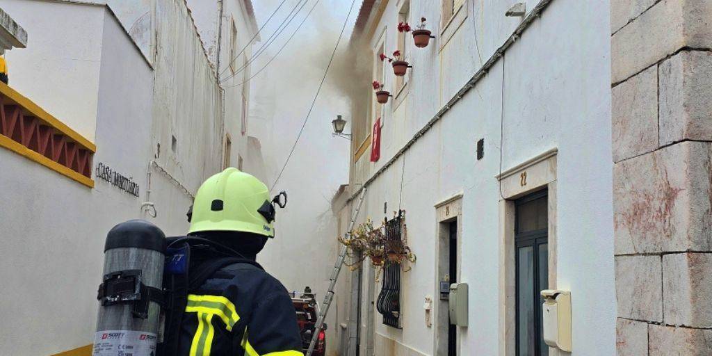 Incêndio numa habitação do centro histórico de Vila Viçosa sem vítimas, mas com danos materiais