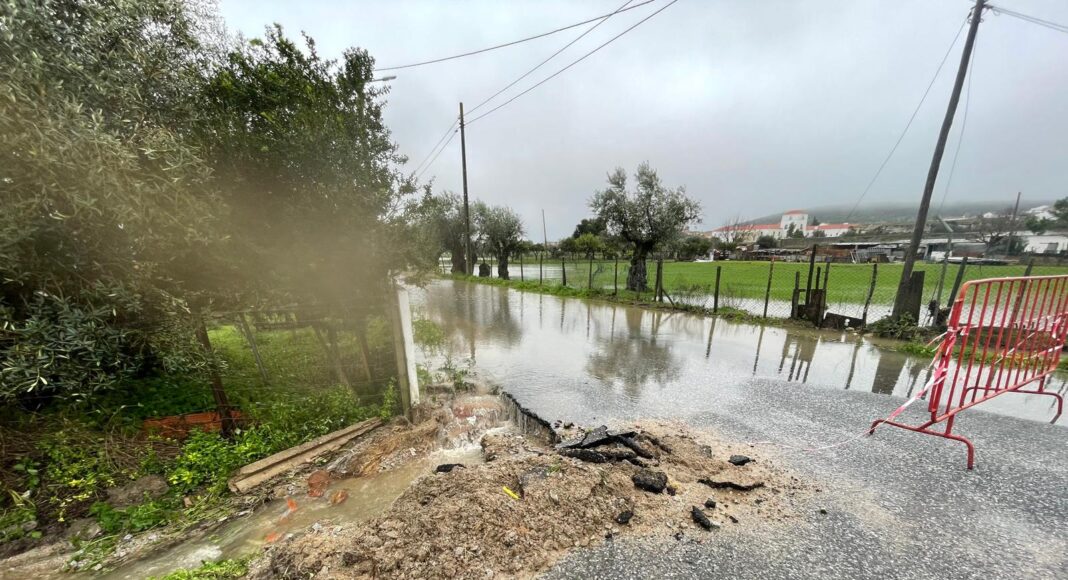 Tempestades deixam estradas quase intransitáveis em Viana do Alentejo e Câmara corta eventos