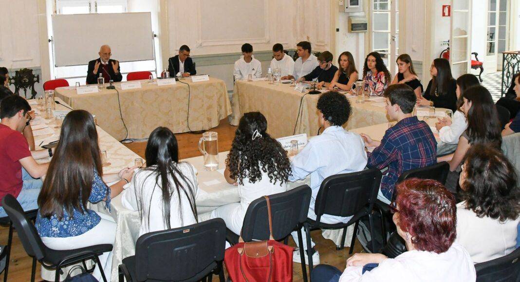 Assembleia Municipal Jovem de Évora reúne alunos para debater propostas sobre habitação, ambiente e mobilidade