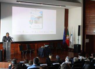 Alto Alentejo debate desafios da fixação de população: ” É uma obrigação pensarmos de forma global” (c/fotos) A habitação, a pobreza energética e a coesão territorial estiveram esta sexta-feira em debate em Portalegre, durante o seminário "Casas e Sítios – Desafios e Estratégias Integrativas", iniciativa promovida pela Plataforma Supraconcelhia do Alto Alentejo, pela Comunidade Intermunicipal do Alto Alentejo (CIMAA) e pela EAPN Portugal. O encontro decorreu no Auditório do Museu da Tapeçaria de Portalegre – Guy Fino e reuniu representantes do Governo, autarquias, instituições públicas, academia e entidades ligadas ao desenvolvimento territorial, com o objetivo de refletir sobre alguns dos principais desafios enfrentados pelos territórios do interior. A sessão de encerramento contou com a participação da secretária de Estado da Habitação, Patrícia Gonçalves Costa, e do presidente da Comissão de Coordenação e Desenvolvimento Regional (CCDR) do Alentejo, Ricardo Pinheiro. Habitação no centro do debate sobre o futuro do Alto Alentejo Para o presidente da CIMAA, Joaquim Diogo, em declarações ao jornal ODigital.pt, a discussão destas matérias assume particular relevância numa região marcada pela baixa densidade populacional e pelo envelhecimento demográfico. "Debatemos muito a temática da habitação. É uma das grandes temáticas deste seminário, onde tivemos duas mesas-redondas dedicadas às dinâmicas habitacionais e às estratégias integradas para a coesão social e territorial, sempre relacionadas com a temática da habitação", afirmou. Despovoamento e fixação de população entre as principais preocupações Segundo o autarca, o debate em torno da habitação está diretamente ligado à capacidade do território para atrair e fixar população. "Num território bastante despovoado e bastante disperso, é importante que possamos criar dinâmicas e políticas de atração de jovens e de pessoas para este território. Mas, acima de tudo, criar dinâmicas e políticas que permitam manter as pessoas que vivem cá", sublinhou. Joaquim Diogo defendeu ainda a necessidade de criar condições que permitam aos jovens desenvolver os seus projetos de vida na região, destacando o papel desempenhado pelo ensino superior. "Uma das grandes dinâmicas é ligarmos o sucesso do número de alunos que o nosso Instituto Politécnico tem e criarmos soluções para que eles possam desenvolver os seus projetos aqui, possam ter a sua habitação cá e possam começar a construir o sonho da sua vida neste território", referiu. Pobreza energética e transição energética justa em análise Ao longo do dia foram abordados temas relacionados com as dinâmicas habitacionais, as estratégias de coesão social e territorial, a pobreza energética e a transição energética justa, contando com a participação de representantes de municípios do Alto Alentejo, do Instituto da Habitação e da Reabilitação Urbana (IHRU), da EAPN Portugal, da CCDR Alentejo, da AREANATejo, da BIOBIP e da NOVA University Lisbon. Entre os assuntos analisados estiveram também os desafios do acesso à habitação, a integração de populações vulneráveis e a necessidade de desenvolver soluções adaptadas aos territórios do interior. A eficiência energética constituiu outro dos temas em destaque. Para Joaquim Diogo, a utilização sustentável dos recursos deve assumir um papel central nas políticas públicas. "É uma obrigação dos dias de hoje pensarmos de forma global. A utilização de recursos, não só na energia, mas também na água e nos combustíveis, exige uma visão abrangente da sua reutilização e da sua melhor utilização", afirmou. Coesão territorial e desafios dos territórios de baixa densidade O seminário permitiu reunir diferentes perspetivas sobre habitação, inclusão social, energia e desenvolvimento territorial, num momento de reflexão sobre os desafios que se colocam ao Alto Alentejo e aos restantes territórios de baixa densidade do país. De seguida, fique com as imagens da sessão de abertura.