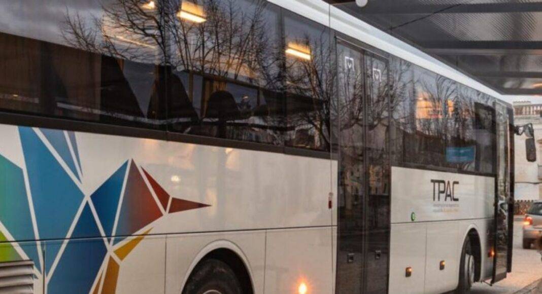 Autocarro de transporte público no Alentejo Central.