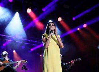 Cuca Roseta durante concerto na Feira de São João em Évora