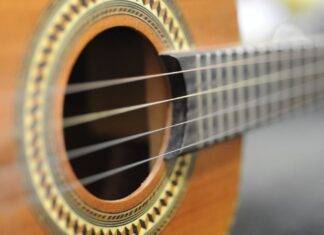 Há um curso de cavaquinho gratuito para maiores de 60 anos em Vila Viçosa Curso de Verão de Cavaquinho promovido pela Fundação UNITATE para pessoas com mais de 60 anos em Vila Viçosa.