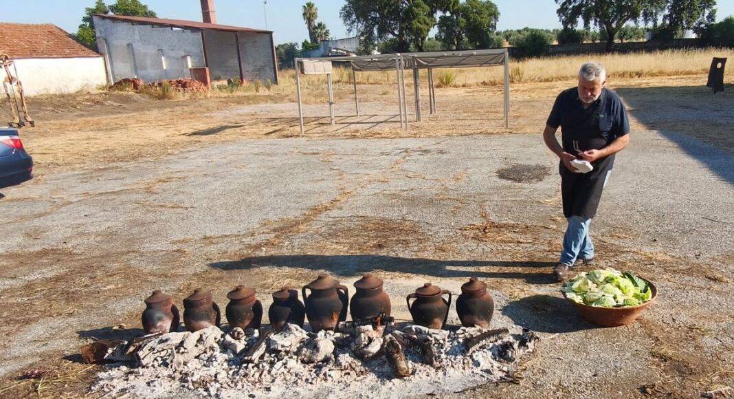 Demonstração da confeção de um cozido em panela de barro durante o Simpósio Internacional 