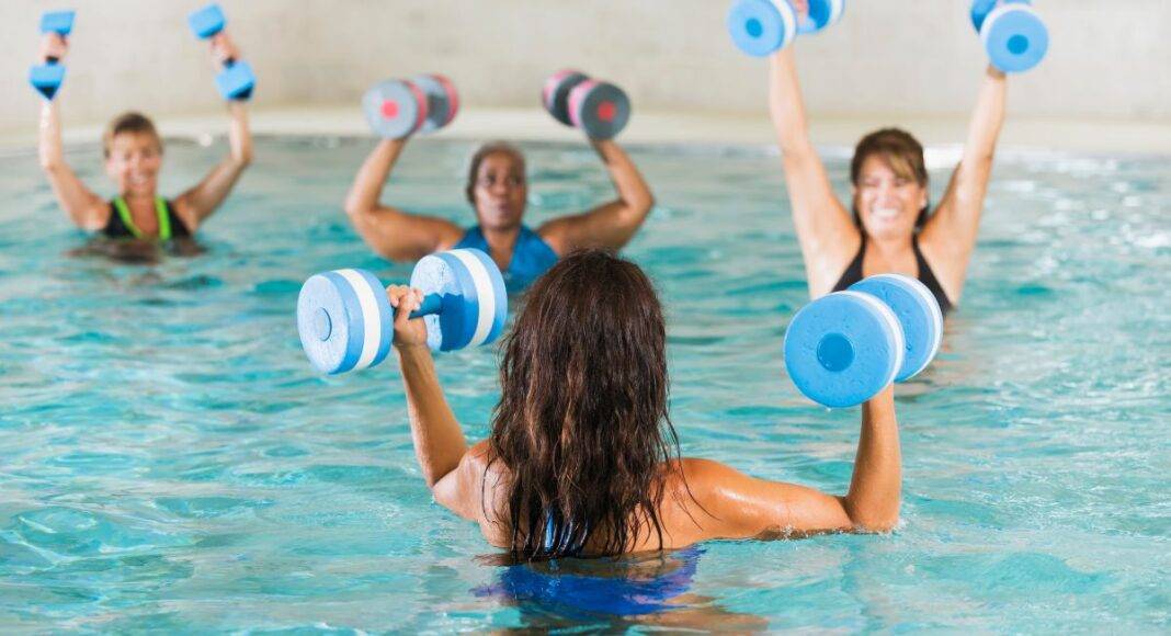 Cartaz do Município de Redondo a divulgar aulas gratuitas de hidroginástica nas Piscinas Descobertas, todas as quintas-feiras de julho e agosto, entre as 18h30 e as 19h30.