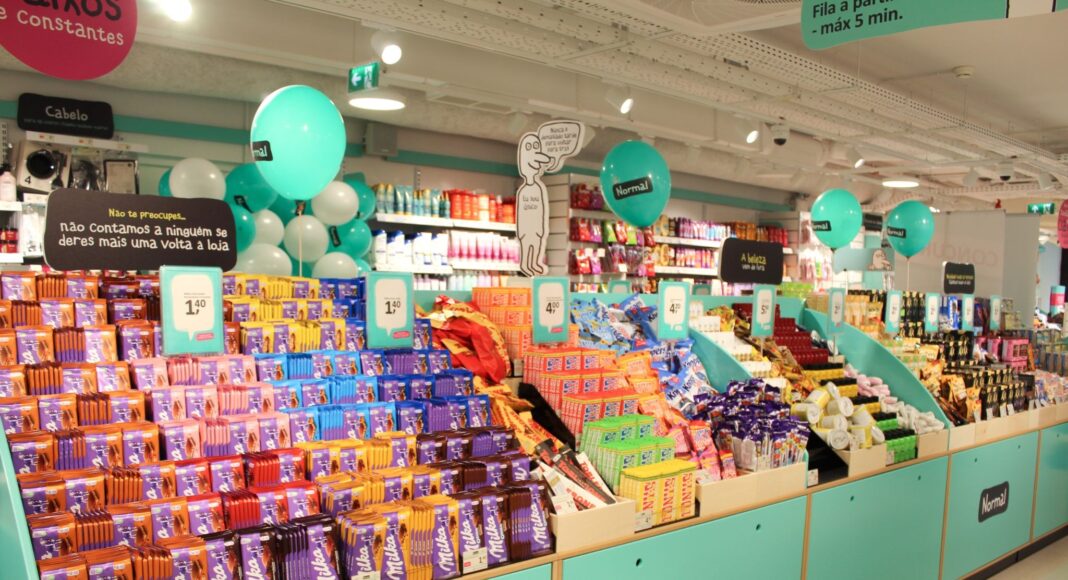 Interior de uma loja NORMAL com prateleiras repletas de produtos de beleza, higiene, snacks e artigos para o lar. A cadeia dinamarquesa inaugura uma nova loja no Beja Jardim, em Beja, no dia 23 de julho.
