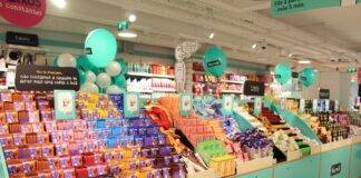 Interior de uma loja NORMAL com prateleiras repletas de produtos de beleza, higiene, snacks e artigos para o lar. A cadeia dinamarquesa inaugura uma nova loja no Beja Jardim, em Beja, no dia 23 de julho.