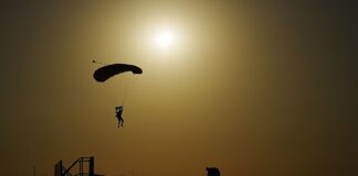 Gonçalo Resende durante salto de paraquedas no eclipse solar em Évora