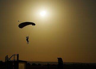 Eclipse em Évora visto do céu num salto de paraquedas a 5.000 metros (c/fotos) Gonçalo Resende durante salto de paraquedas no eclipse solar em Évora