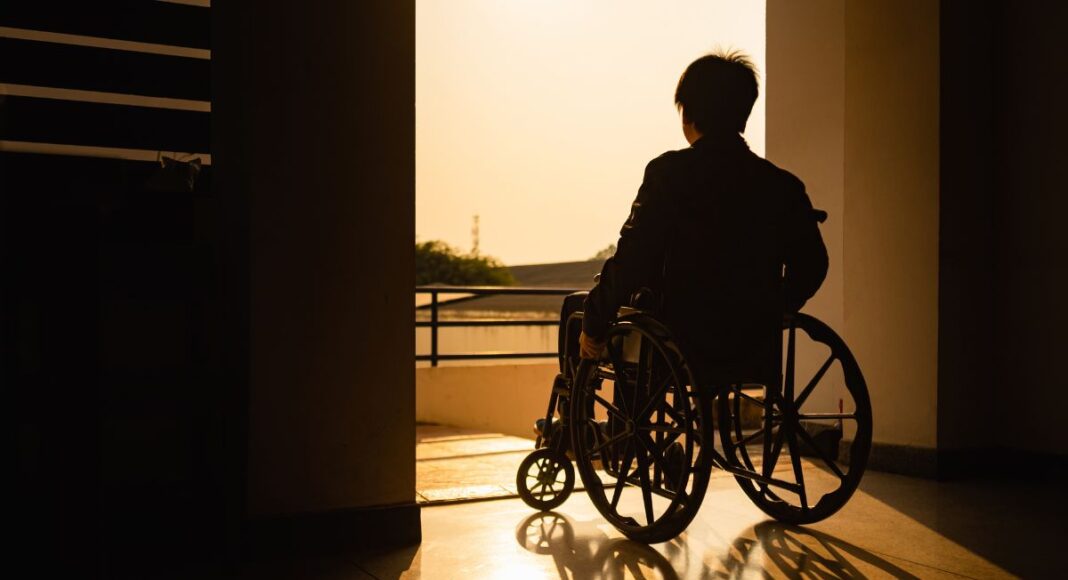 Pessoa com deficiência num espaço público acessível em Portugal