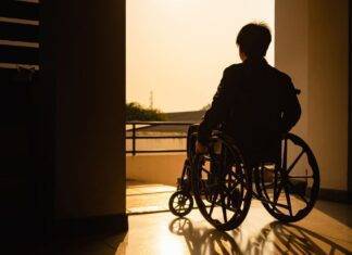Pessoa com deficiência num espaço público acessível em Portugal